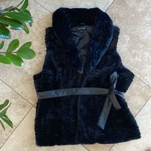 ❣️Black NEW LOOK faux fur belted vest XL❣️